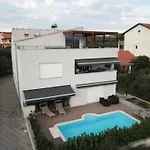 Komfortable Mit Privatem Jacuzzi By Interhome Turanj