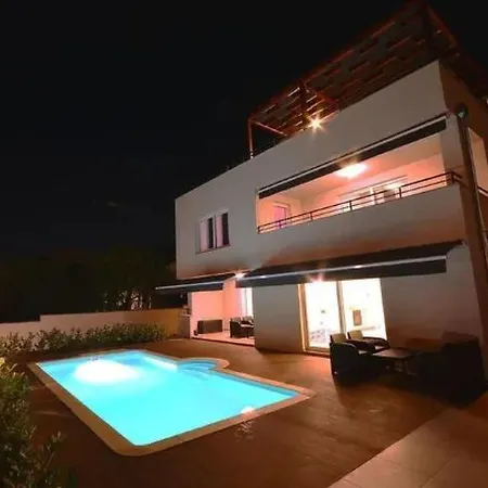 아파트 Komfortable Mit Privatem Jacuzzi By Interhome