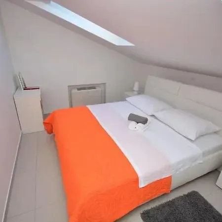 아파트 Komfortable Mit Privatem Jacuzzi By Interhome *