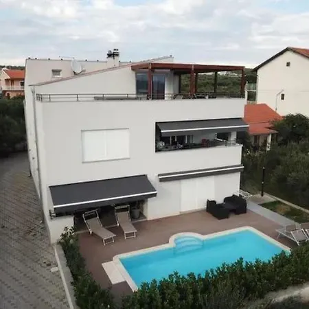 Komfortable Mit Privatem Jacuzzi By Interhome Турань